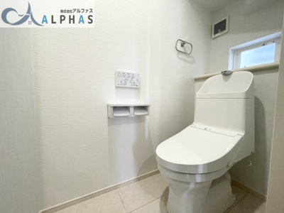 【内観：施工例】 | 神戸市西区伊川谷有瀬　新築戸建　 | ◆各階にトイレがあると、来客時にも気兼ねなく使うことができます！
※同社施工例