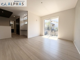【居間・リビング】 | 神戸市西区伊川谷有瀬　新築戸建　 | ■大きなサッシからたっぷりの太陽光が入るリビング♪