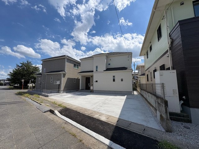 玉村町南玉（全2棟）A号棟の前面道路含む現地写真