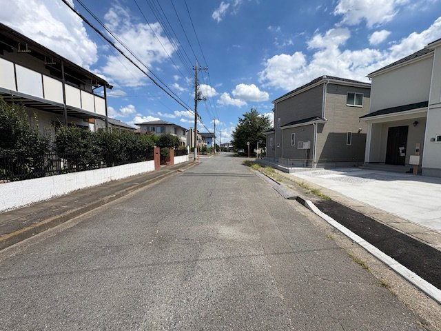 玉村町南玉（全2棟）A号棟の前面道路含む現地写真