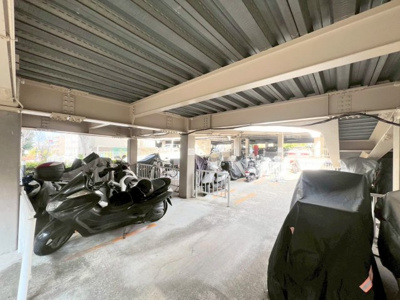 【駐車場】 | かしの木台ハイツ6号棟 | ◆自転車やバイクなど、ゆとりのある敷地で置き場所に困ることはないでしょう。