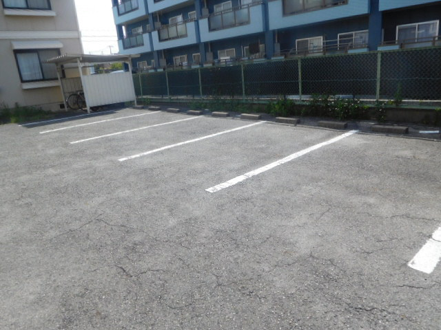 ガーデンハウスB棟の駐車場