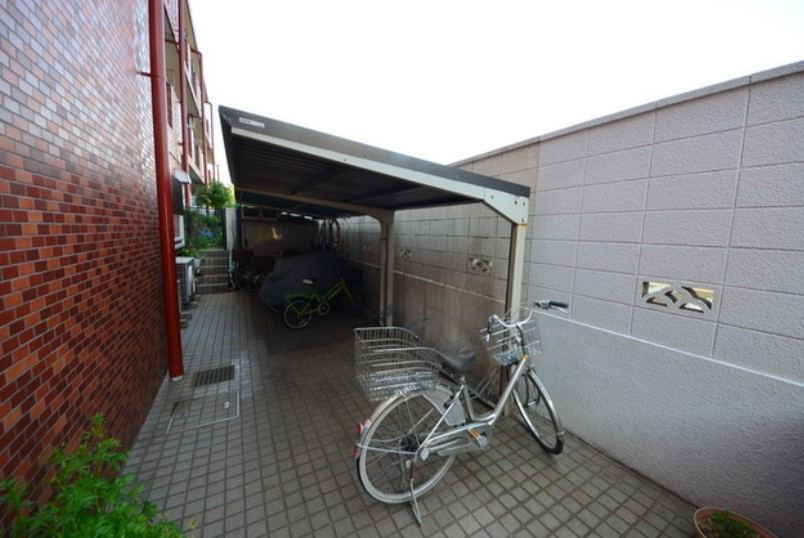 メゾンプチフォーレの駐車場