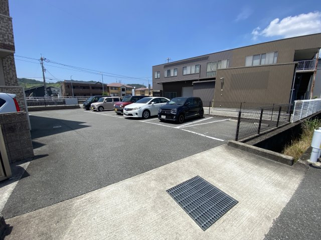 フロイデ姫路の駐車場