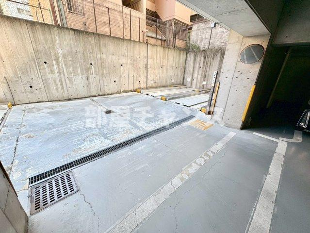 メゾン・ド・オーキッドの駐車場