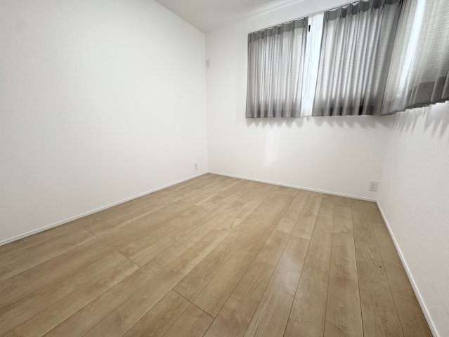 ポーラス施工の駅すぐ6分の築浅で新生活♪久喜市栗橋北の洋室|明るい洋室です