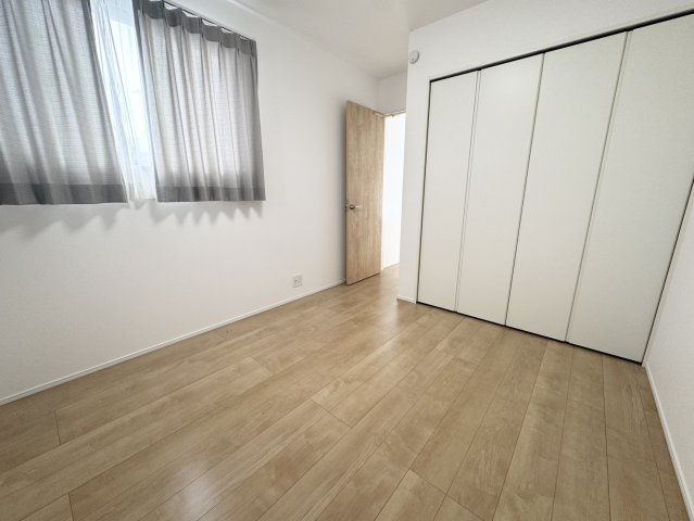 ポーラス施工の駅すぐ6分の築浅で新生活♪久喜市栗橋北の洋室|スタンダードな洋室です