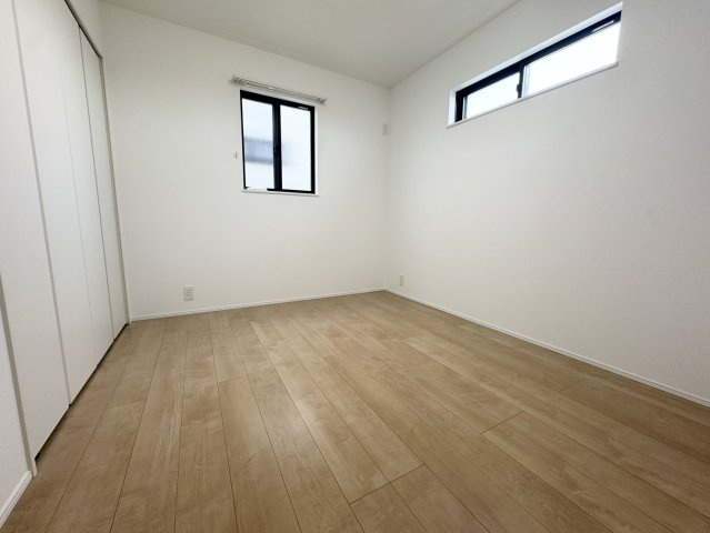 ポーラス施工の駅すぐ6分の築浅で新生活♪久喜市栗橋北の洋室|コンパクトで使いやすい洋室です