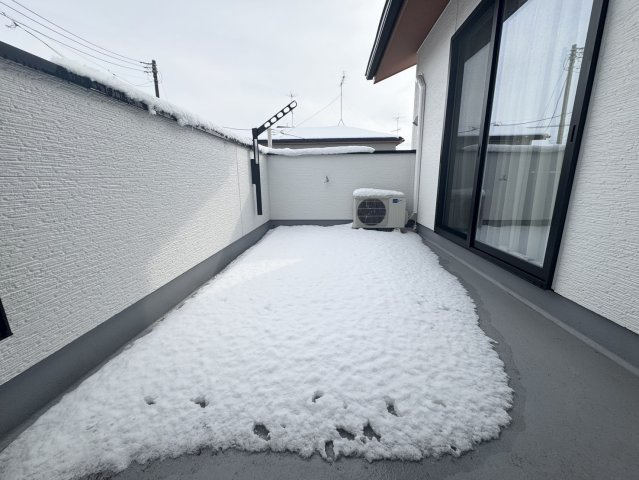 ポーラス施工の駅すぐ6分の築浅で新生活♪久喜市栗橋北のバルコニー|陽当たり良好なバルコニーです