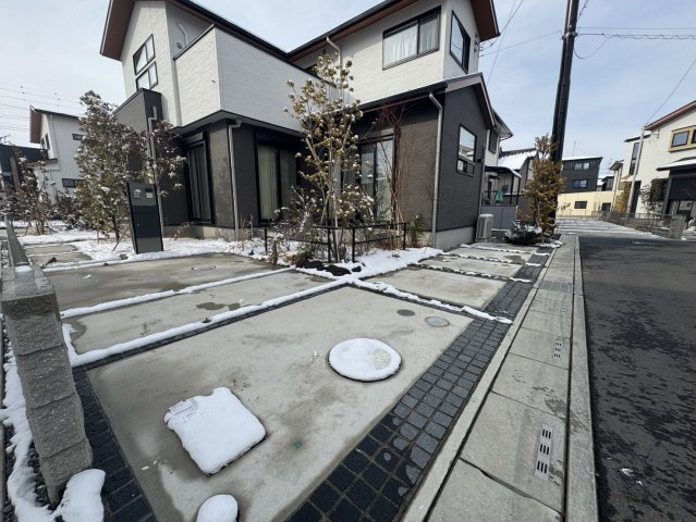 ポーラス施工の駅すぐ6分の築浅で新生活♪久喜市栗橋北の駐車場|駐車場に車を止められます