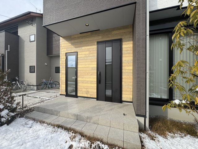 ポーラス施工の駅すぐ6分の築浅で新生活♪久喜市栗橋北の玄関|落ち着いた玄関です