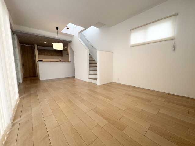 ポーラス施工の駅すぐ6分の築浅で新生活♪久喜市栗橋北の居間・リビング|ゆったりとした居間です