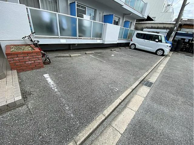 メゾン・ジュネスの駐車場