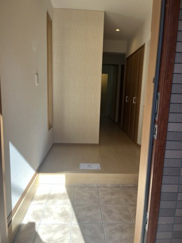 横川2丁目貸戸建ての玄関