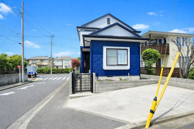 【外観】 | 東山田中古住宅 | ◆堂々たる趣ながら、主張し過ぎずどこか余裕を感じさせるシャープなフォルムで佇む邸宅は、晴天の空と照らし合わせる事で、本来あるべき完成形の姿を見せてくれます。

