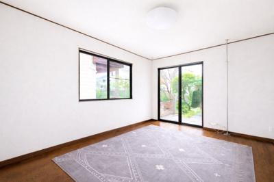 【前面道路含む現地写真】 | 東山田中古住宅 | ◆爽やかな青空の下に贅沢なほどに降り注ぐ陽光、豊かな居住性と、クオリティが見事に調和した住空間は、住まうことの喜びを感じさせてくれます。ゆとりある広い敷地で開放的なお住まいです。