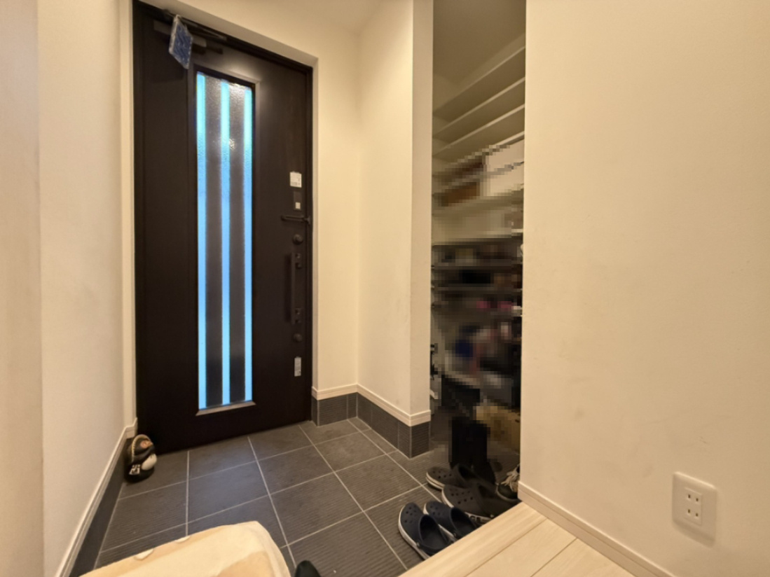 伊川谷町有瀬戸建の玄関