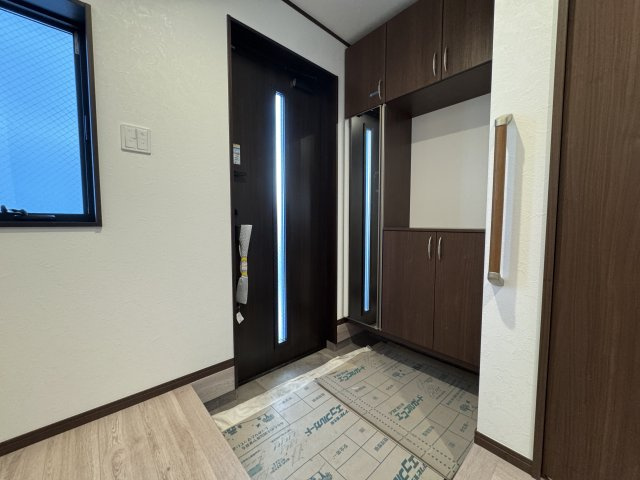 瀬谷区下瀬谷2丁目新築戸建/3LDK/小・中学校10分圏内/スーパー近く/床暖房の玄関