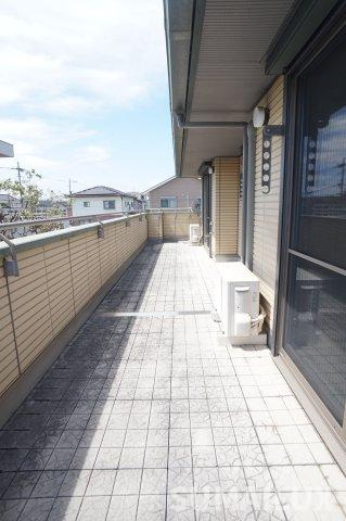 江津２丁目戸建貸家のバルコニー