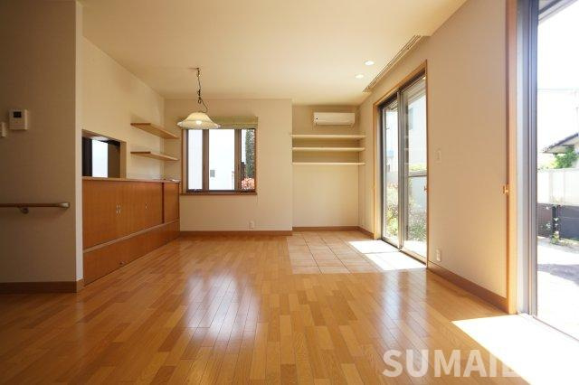 江津２丁目戸建貸家の居間・リビング