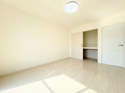 【洋室】 | オークハイツ大倉山 | ◆室内はいつも明るい印象なので気持ちの良い朝を迎えられます。各部屋にはクローゼットを完備しており、収納が多いお家はすっきりして快適空間です。