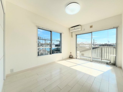 【洋室】 | オークハイツ大倉山 | ◆気持ちの良い風が室内へ入り込む居室。家具を配置しても広々ご利用いただけます！！