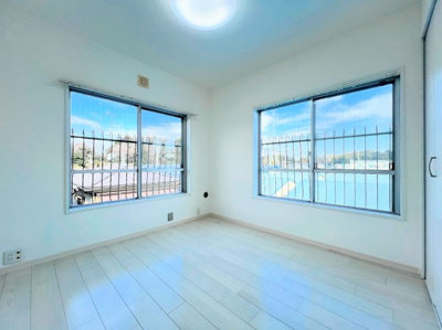 【洋室】 | オークハイツ大倉山 | ◆二面採光で、陽差しを長時間受ける事が出来る暖かい室内です。もちろんペアガラスなので、遮音性にも優れ、結露も発生しにくい構造。サッシ周りのカビが発生しにくくなります。