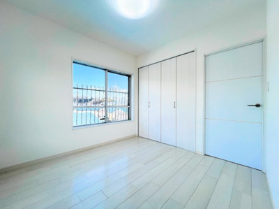 【洋室】 | オークハイツ大倉山 | ◆子どものスタディ空間として、あるいは書斎やホビールームとして生活スタイルに合わせて使えるプライベートルーム。居心地のいい落ち着いたインテリアが似合います。