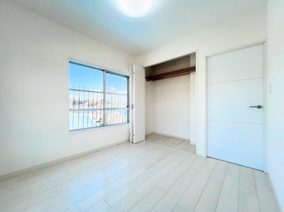 【洋室】 | オークハイツ大倉山 | ◆暮らし心地を大きく左右する収納を、適材適所に配置し使い勝手を考慮しました。空間を余すところなく有効利用した収納は生活空間をより上質なものにしてくれるでしょう。