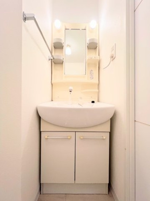 【独立洗面台】 | オークハイツ大倉山 | ◆毎日使う場所だから、機能的で使いやすさに配慮したパウダールーム。すっきりと使えるように収納も豊富にご用意しています。