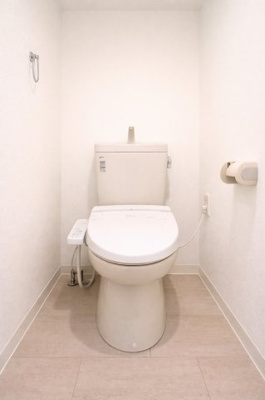 【トイレ】 | オークハイツ大倉山 | ◆清潔感のある白を基調とした落ち着ける空間。小窓をもうけていますので、こもりやすい空気の入れ替えも簡単に行えますね！