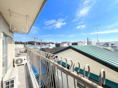 【バルコニー】 | オークハイツ大倉山 | ◆広いバルコニーは寝室と子供部屋からアクセスできる2WAY動線。お布団も洗濯物もたくさん干せます！！