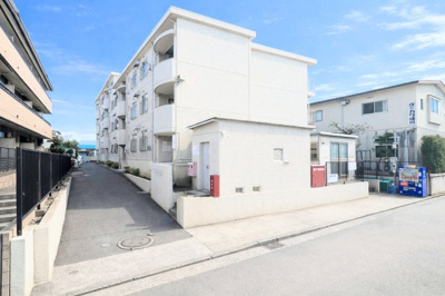 【外観】 | オークハイツ大倉山 | ◆堂々たる趣ながら、主張し過ぎずどこか余裕を感じさせるシャープなフォルムで佇む邸宅は、晴天の空と照らし合わせる事で、本来あるべき完成形の姿を見せてくれます。

