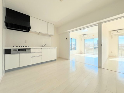 【居間・リビング】 | オークハイツ大倉山 | ◆家族で食卓を囲むダイニングスペースと、ソファでゆったりくつろぐリビングスペースがしっかり区切られているので家具の配置や用途を使いわけしやすいです。