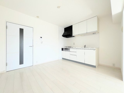 【居間・リビング】 | オークハイツ大倉山 | ◆一家だんらんのスペースとなるＬＤＫ。窓から明るい光が差し込み、思わず家族の会話も弾む快適な空間。