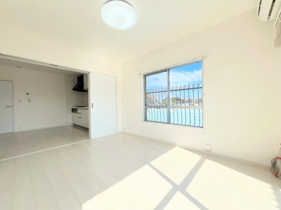 【居間・リビング】 | オークハイツ大倉山 | ◆ご家族の会話がはずむ、開放的なＬＤＫです。休日はお陽さまの光をたっぷりととりこめるぽかぽかリビングで過ごしませんか？