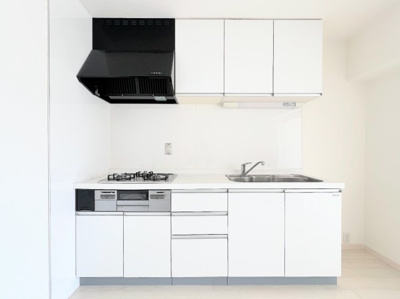 【キッチン】 | オークハイツ大倉山 | ◆デザイン性と機能性を兼ね備えたキッチンです。リビングスペースとの一体感が生まれ、広々空間を演出してくれます。