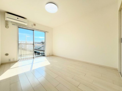 【洋室】 | オークハイツ大倉山 | ◆柔らかい陽光が差し込む明るいお部屋を演出する設計。彩光の取れる窓が気持ちの良いお部屋を創り上げます。