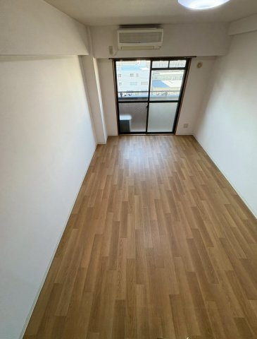 ドミール桜川の洋室