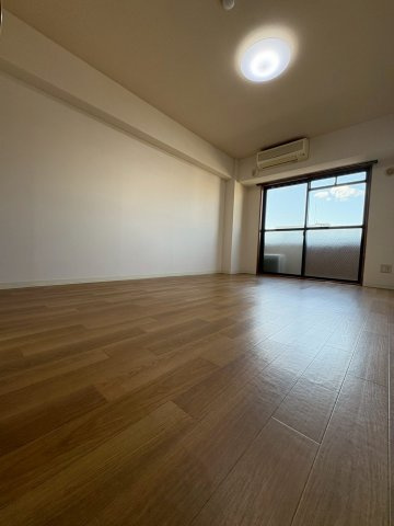 ドミール桜川の洋室