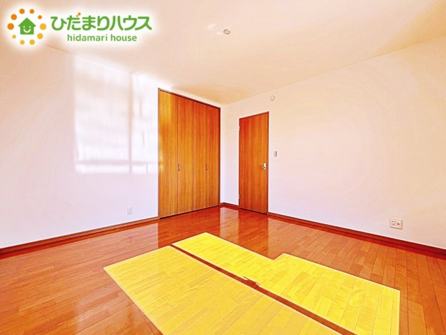 【寝室】 | 小美玉市羽鳥　中古戸建 | ベッドを置いても余裕の広さがあります。パソコンや趣味のスペースなどインテリアを考えるのも楽しみですね！