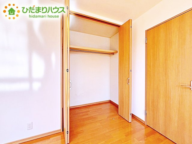 【収納】 | 小美玉市羽鳥　中古戸建 | お洋服の多い女性に人気！収納力の高いクローゼット付☆彡
ハンガーパイプも付いているので、洋服のしわを気にせずポンポン収納できます♪