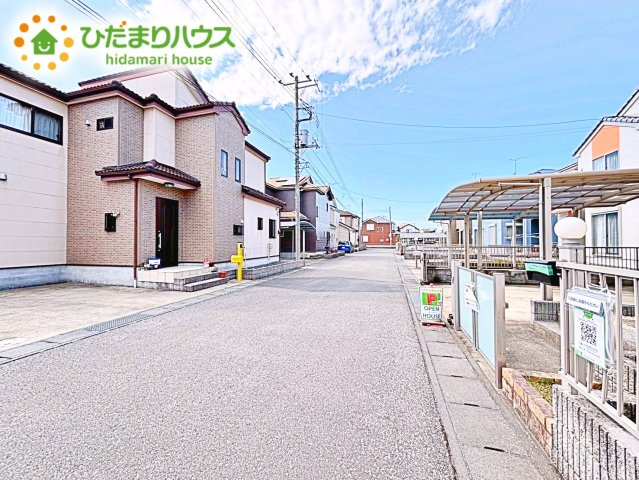 【前面道路含む現地写真】 | 小美玉市羽鳥　中古戸建 | 閑静な住宅地なので、幹線道路や大通りに面していないので大型車が通ることが少なく静かです。
駐停車が苦手な方にも前面道路が広々6ｍあるので、安心して駐車いただけます。