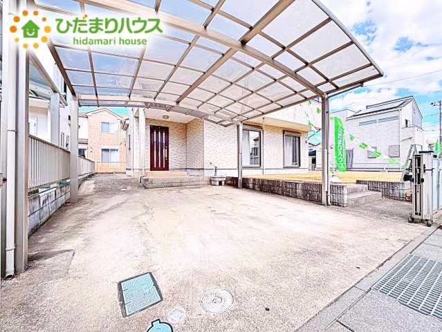 【前面道路含む現地写真】 | 小美玉市羽鳥　中古戸建 | カーポート付き♪駐車スペースは4台ＯＫ！来客用にもスペースを確保できて安心ですね(^^)/