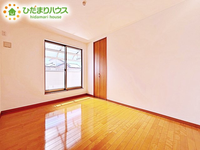 【洋室】 | 小美玉市羽鳥　中古戸建 | バルコニーに面しているので干したフワフワのお洗濯物はそのままお部屋にすっきり収納♪