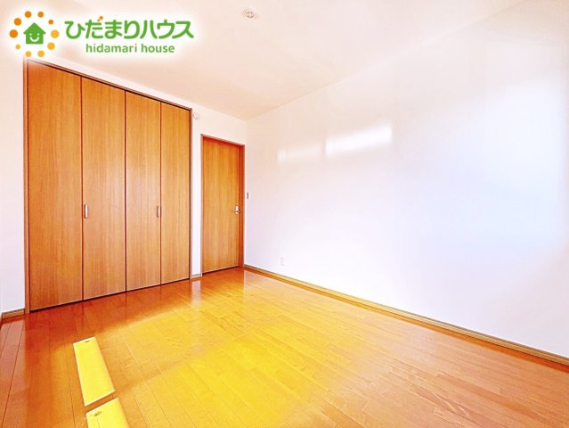 【洋室】 | 小美玉市羽鳥　中古戸建 | 室内には収納スペースもあり、衣類や小物類をたっぷり収納可能。お部屋をより広くお使いいただけます。