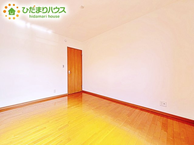 【洋室】 | 小美玉市羽鳥　中古戸建 | 白い壁の洋室は、太陽の光だけでも十分明るく感じられますね