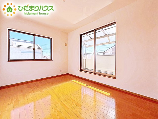 【洋室】 | 小美玉市羽鳥　中古戸建 | バルコニーに面している居室なので、自然と光が差し込みます。