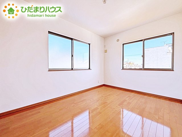 【洋室】 | 小美玉市羽鳥　中古戸建 | 二面採光の設計で明るい時間帯は陽が入り、リラックス出来るお部屋となっています。