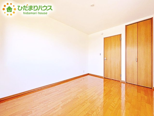 【洋室】 | 小美玉市羽鳥　中古戸建 | お日様の光とさわやかな風をたっぷりとりこめます。室内はいつも明るい印象なので気持ちの良い朝を迎えられます。毎日の生活も明るくなりそうです。　　